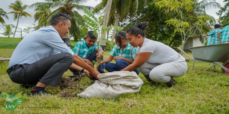 lvv commewiijne wereld aarde dag LVV betrok leerlingen van O.S. Nieuw-Amsterdam bij Wereld Aarde Dag met educatieve activiteiten en boomplantacties om milieubewustzijn en natuurbehoud te stimuleren ....