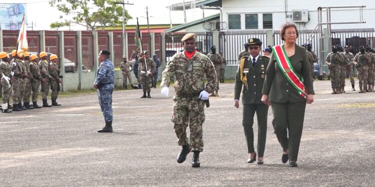 simons Bevelhebber Mitchell Labadie krijgt van president Simons de opdracht het leger te moderniseren en te versterken voor nationale en internationale veiligheid ....