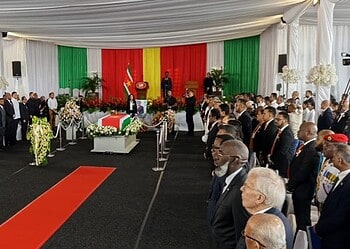 uitvaart chan 1 President Simons herdacht voormalig president Santokhi als een toegewijde leider die zijn levensopdracht heeft voltooid en riep op tot voortzetting van zijn werk voor Suriname ....