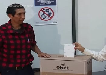 verkiezingen Peru De chaotische presidentsverkiezingen in Peru leiden tot een voorlopige voorsprong voor Keiko Fujimori, terwijl een tweede ronde vrijwel zeker is door politieke versnippering ....
