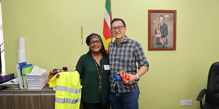 0bc598ac 489d 4d52 a550 87d24f59f529 Stichting Masia Spirit doneert beschermingsmateriaal aan OWRO om vrijwilligers te ondersteunen bij schoonmaakacties in Surinaamse buurten. Lees meer over deze mooie samenwerking ....
