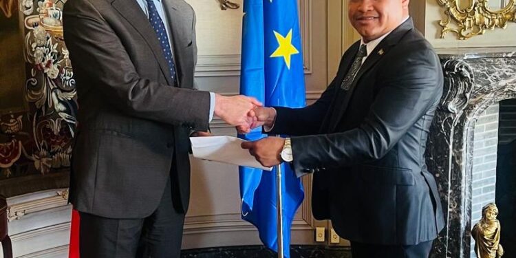 2026.04.30 BIS 01 Aanbieding kopie geloofsbrieven Armaketo Belgie Surinaamse ambassadeur Armaketo overhandigt geloofsbrieven in Brussel en benadrukt versterking van bilaterale samenwerking op onderwijs, cultuur en duurzame ontwikkeling ....