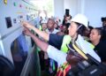 Groot deel Boven-Suriname vanaf nu 24 uur per dag verlicht door zonne-energie 7 6915903a 2c1c 4d0b b729 542f411119f6 Goejaba en omliggende dorpen in Boven-Suriname krijgen dankzij een nieuwe zonnepanelencentrale nu 24 uur per dag stroom, wat lokale ontwikkeling en duurzaamheid stimuleert ....
