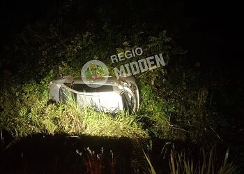 703249944 122360897114001925 5913406788776415295 n Een auto sloeg over de kop bij de Avobakaweg, twee inzittenden raakten gewond en de bestuurder is spoorloos. Lees verder voor alle details en het politieonderzoek.