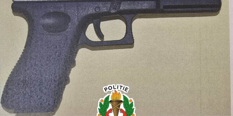 705482196 818317091359136 3096052234737510126 n e1779479485289 De politie heeft een man aangehouden na bedreiging met een speelgoedwapen bij een nachtclub in Nickerie. Het voorwerp is in beslag genomen voor onderzoek. Lees verder voor alle details.
