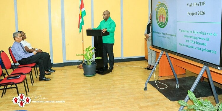 706981977 1313933717591080 9016241305153636187 n 1536x1025 1 Minister Bee lanceert het Training Validatie Project om de burgerregistratie bij DBZ te verbeteren en te moderniseren. Lees verder hoe dit de dienstverlening voor jou kan versterken.