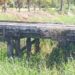 710280162 1401905021965089 1791945638773738956 n De houten brug over het Tout Lui Faut-kanaal is onveilig en afgesloten vanwege instortingsgevaar. Bewoners worden dringend verzocht de brug niet te betreden. Lees verder voor meer informatie en veiligheidsmaatregelen.
