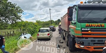 712287407 122362812458001925 5832879880487772034 n Een bestuurder kreeg vermoedelijk een black-out en belandde met zijn Toyota Vitz in een trens na een botsing met een vrachtwagen in Wanica. Lees verder voor alle details van het