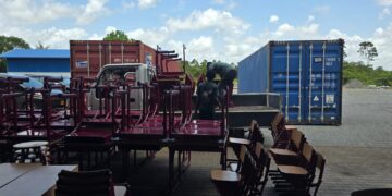 99168 Het Bureau Gemeenschapsprojecten ondersteunt Surinaamse scholen met gedoneerd meubilair uit Nederland, wat bijdraagt aan betere leeromstandigheden en kwaliteitsonderwijs ....