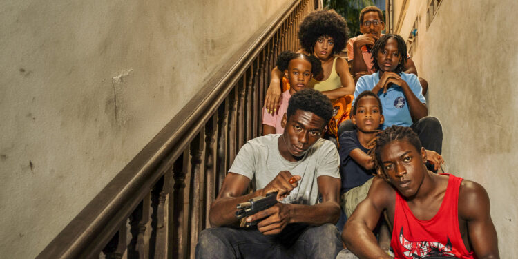 Het einde van een Caribische spiegel op Netflix: Geen season 2 voor Bandi 1 AAAABUrJhV2 21 hUbNutRTaGq32oQZfQQD B9egTdvZUIYWZ3R8xPZ5cbyheWxhBp 0O8MHMhGIqwUuqjJREJXaJvHprcfAeAAUz949ROkhL3QwifWXVsY1vy3kcw Netflix stopt waarschijnlijk met het tweede seizoen van Bandi, een serie die zeldzaam Caribisch sociaal realisme toont en vooral in Suriname veel herkenning opriep ....