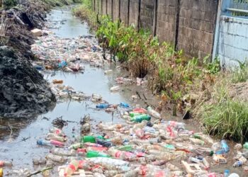 Belangrijke mededeling aan de gemeenschap van ons geliefd Suriname 1 e1778414163662 Het ministerie OWRO waarschuwt voor ernstige wateroverlast door afvaldumping in rioleringen en voert intensieve schoonmaakacties uit om verstoppingen te voorkomen ....
