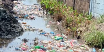 Belangrijke mededeling aan de gemeenschap van ons geliefd Suriname 1 e1778414163662 Het ministerie OWRO waarschuwt voor ernstige wateroverlast door afvaldumping in rioleringen en voert intensieve schoonmaakacties uit om verstoppingen te voorkomen ....