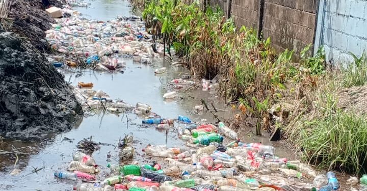 Belangrijke mededeling aan de gemeenschap van ons geliefd Suriname 1 e1778414163662 Het ministerie OWRO waarschuwt voor ernstige wateroverlast door afvaldumping in rioleringen en voert intensieve schoonmaakacties uit om verstoppingen te voorkomen ....