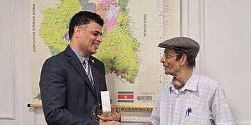 Boekoverhandiging RIchard Kalloe 2 Richard Kalloe besprak zijn boek over Surinames economische uitdagingen met parlementsvoorzitter Adhin, die het belang van maatschappelijke bewustwording en democratische versterking benadrukte. Lees meer over hun gesprek.