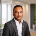 Corporate portrait in modern office Raveen Koelfat is benoemd tot Chief Commercial Officer bij De Surinaamsche Bank en versterkt daarmee het directieteam. Lees verder over zijn visie en plannen voor de bank.