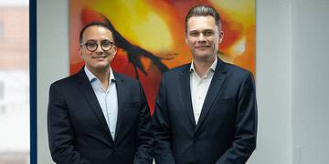 Dhr. Eblein Frangie CEO van Finabank N.V. en dhr. Almar Giesberts Chief Commercial Officer Finabank realiseerde in 2025 een winststijging van 84% tot SRD 482 miljoen, dankzij groei in kredietverlening en digitalisering. Lees verder voor de volledige resultaten en toekomstplannen.