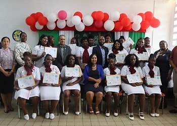 Foto Gediplomeerde Verpleegassisten 1536x1023 1 De eerste officieel erkende lichting verpleegassistenten in Suriname opent nieuwe kansen voor doorstroming naar vervolgopleidingen en versterking van de zorgsector ....
