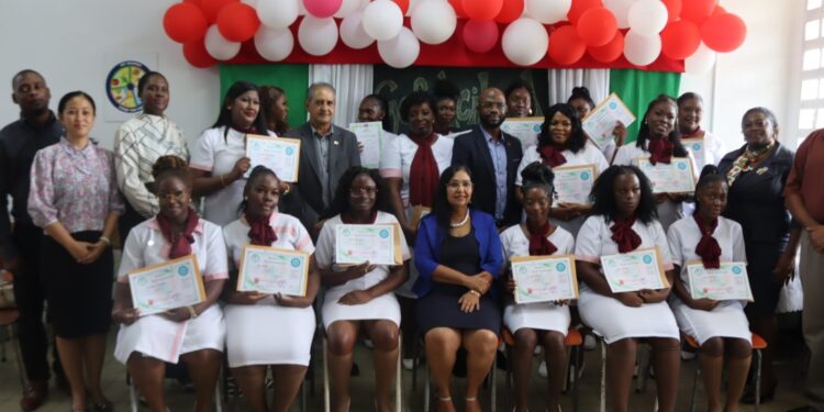 Foto Gediplomeerde Verpleegassisten 1536x1023 1 De eerste officieel erkende lichting verpleegassistenten in Suriname opent nieuwe kansen voor doorstroming naar vervolgopleidingen en versterking van de zorgsector ....