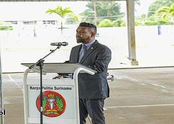 Harish Monorath kps Minister Monorath meldt dat maandelijks 20 tot 30 politiemedewerkers het land verlaten, wat het personeelstekort bij het Korps Politie Suriname verder vergroot ....