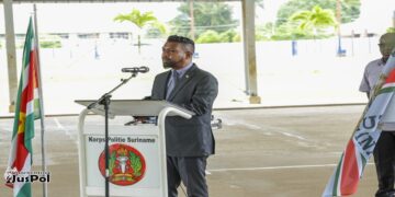 Harish Monorath kps Minister Monorath meldt dat maandelijks 20 tot 30 politiemedewerkers het land verlaten, wat het personeelstekort bij het Korps Politie Suriname verder vergroot ....