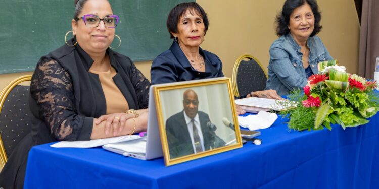 JULES 3 De zes boekwerken van oud-president Jules Wijdenbosch worden verplicht studiemateriaal bij Public Administration, ter ere van zijn invloed op bestuurskunde in Suriname ....