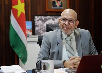 Minister Currie 1536x864 1 Minister Currie benadrukt het belang van leerlingen en wil met onderwijsbonden snel tot oplossingen komen om staking en leerachterstanden te voorkomen. Lees verder voor het volledige overzicht van de gesprekken.