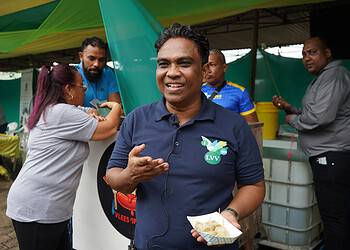 Minister Noersalim neemt ook een proefje van de liba kwie visworst De invasieve liba kwie wordt duurzaam bestreden door consumptie als visworst, populair op de Agrarische Beurs waar innovatie en lokale productie centraal staan ....
