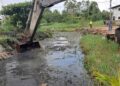 Minister Tsang hoort noden De Nieuwe Grond aan tijdens buurtvergadering 2 Minister Tsang reageert op zorgen bewoners De Nieuwe Grond over ontwatering en wegen; direct na de bijeenkomst startte opschoning van een lozing voor betere waterafvoer ....