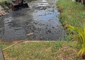 Minister Tsang luistert naar zorgen bewoners De Nieuwe Grond tijdens buurtvergadering 2 Minister Tsang hoort noden De Nieuwe Grond aan tijdens buurtvergadering 2 Minister Tsang reageert op zorgen bewoners De Nieuwe Grond over ontwatering en wegen; direct na de bijeenkomst startte opschoning van een lozing voor betere waterafvoer ....