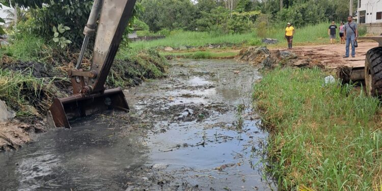 Minister Tsang hoort noden De Nieuwe Grond aan tijdens buurtvergadering 2 Minister Tsang reageert op zorgen bewoners De Nieuwe Grond over ontwatering en wegen; direct na de bijeenkomst startte opschoning van een lozing voor betere waterafvoer ....