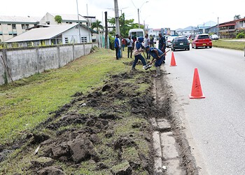 OGA pakt rioleringen op meerdere locaties in Paramaribo aan 2 OGA heeft rioleringen en V-goten op diverse locaties in Paramaribo gereinigd, wat bijdraagt aan betere waterafvoer en een schonere, gezondere leefomgeving ....