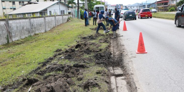 OGA pakt rioleringen op meerdere locaties in Paramaribo aan 2 OGA heeft rioleringen en V-goten op diverse locaties in Paramaribo gereinigd, wat bijdraagt aan betere waterafvoer en een schonere, gezondere leefomgeving ....