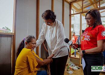 President Simons doet aftrap Moederdagproject Stichting Amor Vitae 3 President Simons gaf op 1 mei het startsein voor het 20-jarige Moederdagproject van Amor Vitae, dat langdurige steun biedt aan kwetsbare gezinnen in Suriname ....