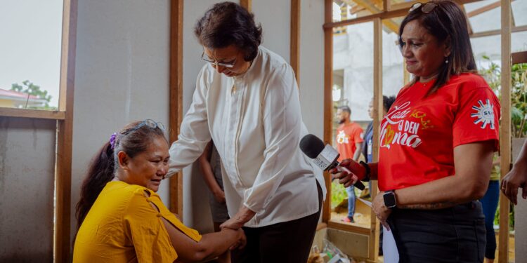 President Simons doet aftrap Moederdagproject Stichting Amor Vitae 3 President Simons gaf op 1 mei het startsein voor het 20-jarige Moederdagproject van Amor Vitae, dat langdurige steun biedt aan kwetsbare gezinnen in Suriname ....