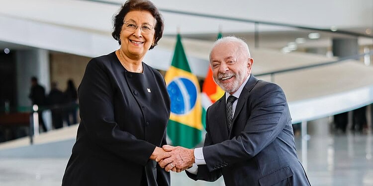 President Simons en Braziliaanse ambtgenoot Lula da Silva in conclaaf over bilaterale samenwerking 2 President Simons en Lula versterken de samenwerking tussen Suriname en Brazilië op gebieden als landbouw, veiligheid en handel. Lees verder voor alle details van dit belangrijke overleg.