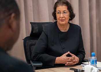Simons SOA President Simons waarschuwt voor de stijgende soa- en hiv-gevallen in Suriname en benadrukt het belang van preventie en begeleiding, vooral onder jongeren ....