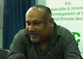 Swami Girdhari De valutakoers lijkt stabiel, maar is volgens secretaris Girdhari vooral het resultaat van ingrijpen door de Centrale Bank. Lees verder voor een diepere blik op de economische situatie in Suriname.