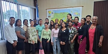 UK op bezoek bij BvU 1536x1152 1 Studenten van de Faculteit der Juridische Wetenschappen versterken bewustwording over kinderrechten in Suriname via onderzoek en maatschappelijke projecten. Lees verder voor meer over hun impact en samenwerking.