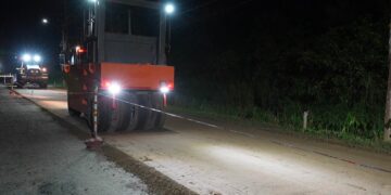 Wegverhardingswerkzaamheden Gangarampandayweg in afrondende fase 2 De verharding van de Gangarampandayweg met innovatieve technieken nadert voltooiing, wat de duurzaamheid en verkeersveiligheid aanzienlijk verbetert ....