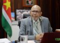 WhatsApp Image 2026 04 30 at 20.29.27 Onderwijsminister Currie erkent aanzienlijke achterstanden in Surinaams onderwijs door beperkte investeringen en kondigt renovaties en hervormingen aan voor betere kwaliteit en toegankelijkheid ....
