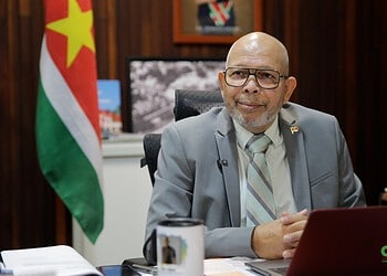 WhatsApp Image 2026 04 30 at 20.29.27 Onderwijsminister Currie erkent aanzienlijke achterstanden in Surinaams onderwijs door beperkte investeringen en kondigt renovaties en hervormingen aan voor betere kwaliteit en toegankelijkheid ....