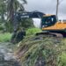 Afval in lozingen vergroot risico op wateroverlast 10 WhatsApp Image 2026 05 15 at 07.06.11 1 Verstopte lozingen veroorzaken wateroverlast en bedreigen woningen en landbouw. Het ministerie ruimt op om de afvoer te verbeteren en roept op om geen afval in waterwegen te gooien. Lees meer