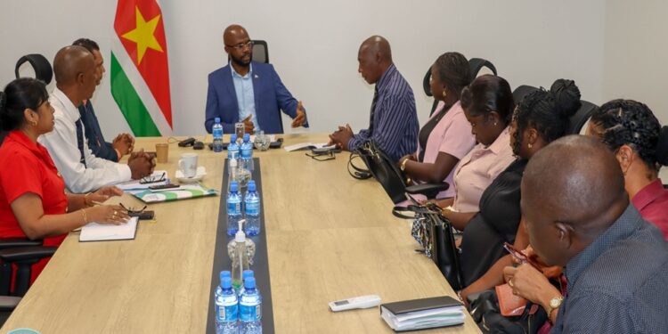 bestuur streekziekenhuis atjoni Minister Misiekaba stelt nieuw bestuur aan voor Streekziekenhuis Atjoni, dat als ‘ogen van de minister’ toezicht houdt op de versterking van medische zorg in Boven-Suriname ....