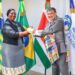 ff60b925 4304 4a20 a3ae d48c5b84e396 Minister Pokie besprak in Brazilië met haar collega Dias de versterking van Surinames sociaal systeem, met focus op kennisuitwisseling over het Bolsa Família-programma. Lees verder voor details over deze samenwerking.