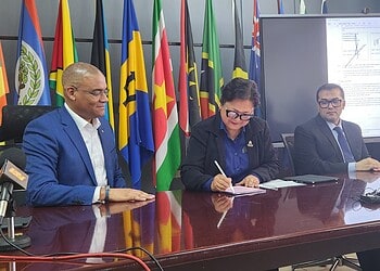 fotomoment ondertekening Het ministerie van EZOTI en Trustbank Amanah lanceren een digitaal platform om ondernemers sneller en eenvoudiger een bankrekening te laten openen binnen 48 uur ....