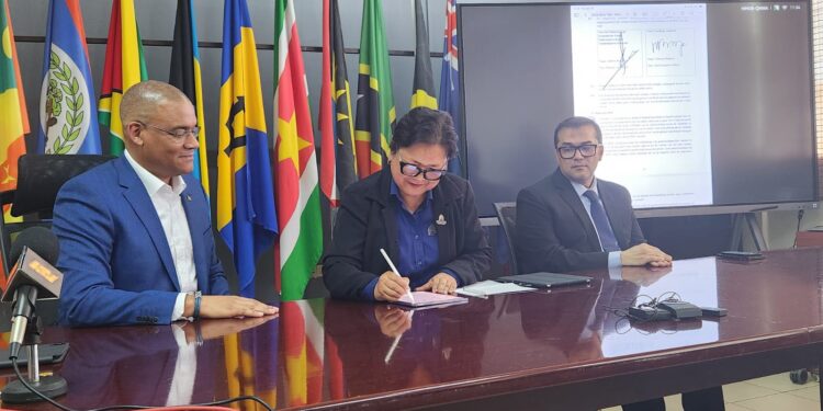 fotomoment ondertekening Het ministerie van EZOTI en Trustbank Amanah lanceren een digitaal platform om ondernemers sneller en eenvoudiger een bankrekening te laten openen binnen 48 uur ....