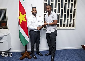 mba thesis Purcy Landveld overhandigt MBA-thesis aan minister Monorath, waarin hij structurele tekortkomingen in Surinaamse verkeersveiligheid blootlegt en pleit voor integrale beleidsaanpak ....