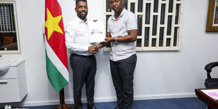 mba thesis Purcy Landveld overhandigt MBA-thesis aan minister Monorath, waarin hij structurele tekortkomingen in Surinaamse verkeersveiligheid blootlegt en pleit voor integrale beleidsaanpak ....