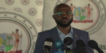 Andre Misiekaba,minister van volksgezondheid  voor de start van de RvM