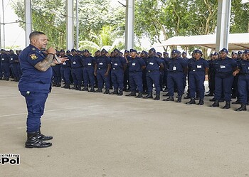 politie rekruten 1 Tijdens de beëdiging van 205 nieuwe agenten benadrukten leiders het belang van voorbeeldgedrag en zelfbeheersing, zowel in functie als privé, om het vertrouwen in de ....